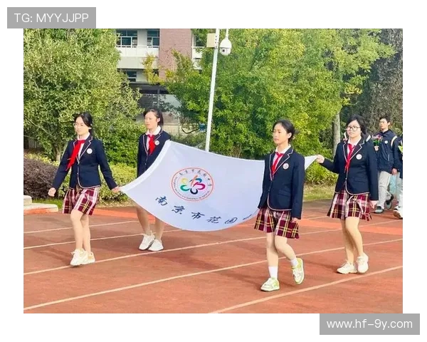 热血绿茵冬季保暖新风尚足球主题加厚棉衣引爆运动潮流